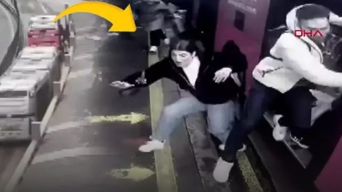 beylikduzunde-metrobuste-dehset-duraktaki-korku-kameraya-yansidi-74aDIrrI.jpg