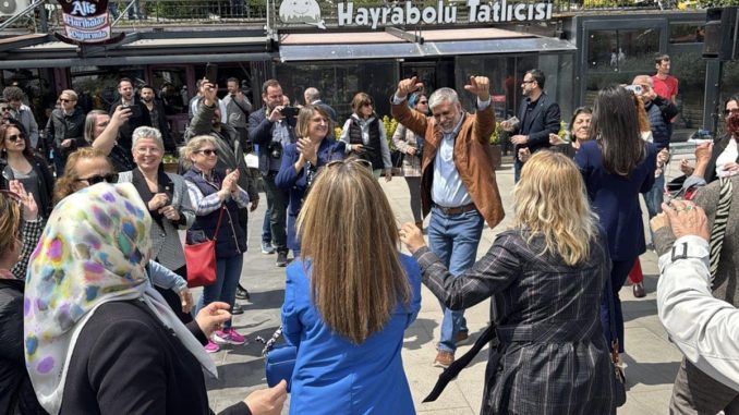 ihalenin-iptal-kararini-gobek-atarak-kutladilar-v9KXhlYn.jpg