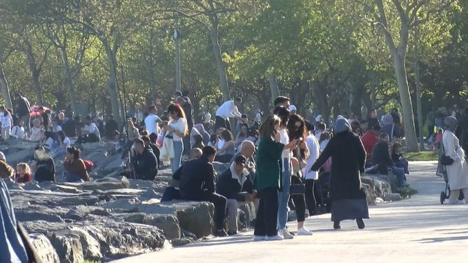 istanbulda-sicak-hava-hakli-kiyiya-ve-parklara-doktu-YVZTunCB.jpg