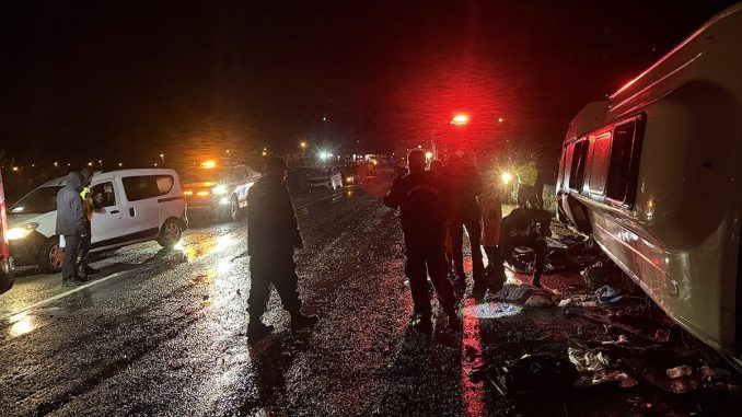 minibus-devrildi-1-kisi-meyyit-22-kisi-yaralandi-CNKGAU6x.jpg